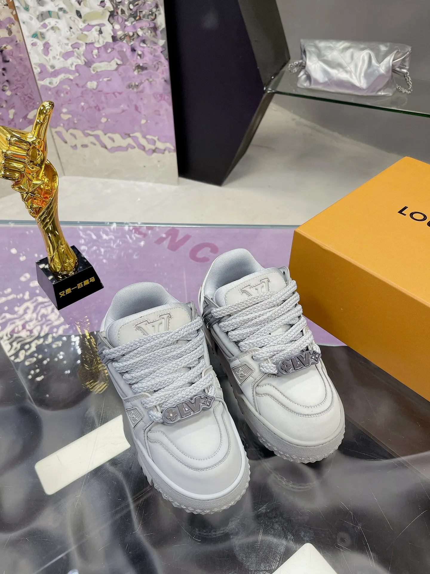 Men's shoes 💰1020❤️❤️❤️ LV donkey brand L's latest catwalk models Chubby Chubby Chubby Chubby TRAINER MAXI bread shoes Skateboard shoes Casual Couple models Sports shoes DIY beading Original purchase and development Production This LV Trainer Maxi sneaker is made of soft cow leather, with a large silhouette and convex outsole to reinterpret the original LV Trainer sneaker design, interpreting the inspiration of retro basketball shoes. Rubber LV monogrammed upper, Monogram floral outsole. Exquisite packaging at the delivery counter 🛍📦 ▪️Fabrics: Original customized imported first-layer cowhide ▪️Lining: Original customized breathable mesh lining ▪️Outsole: Original open-molded TPU combination outsole ▪️Sole thickness: 4CM ▪️Size: Women's 35-41 Men's 39-45